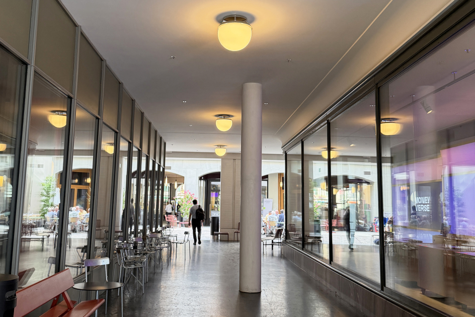 Hof-Bar (l) und Moneyverse (r)
