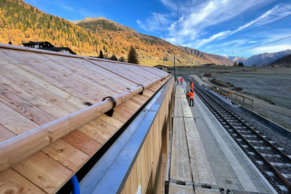 Holzdachdeckung mit Schneefängern