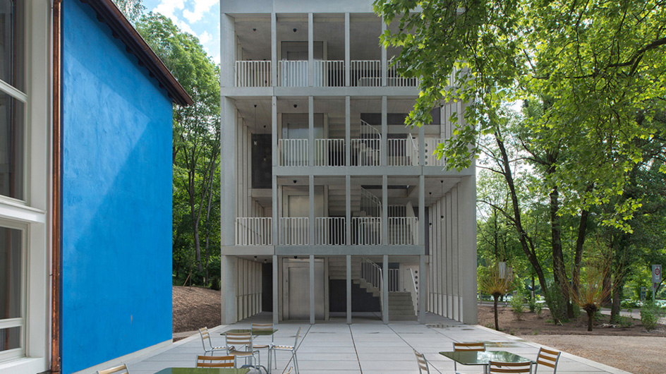 Blick vom zentralen Platz nach Osten, zum Neubau